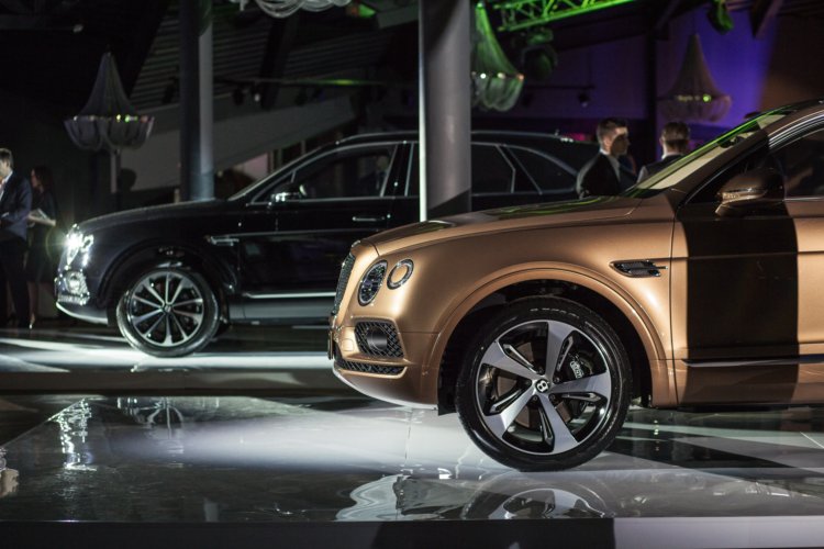 ЭКСТРАОРДИНАРНАЯ ПРЕМЬЕРА BENTLEY BENTAYGA В САНКТ-ПЕТЕРБУРГЕ - изображение 023 на luxuryselection.ru!