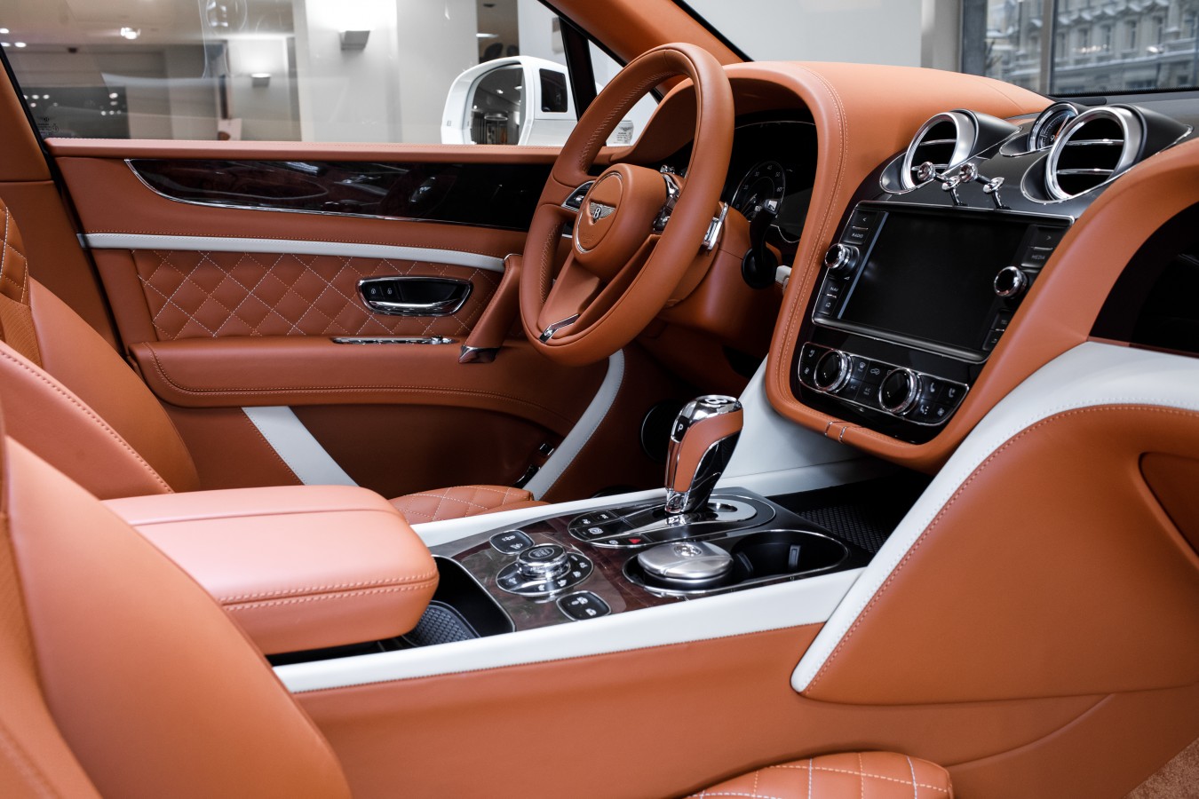 СОЗДАНО ВРУЧНУЮ В ВЕЛИКОБРИТАНИИ, ВЫБРАНО С ЛЮБОВЬЮ В РОССИИ - изображение 060218Bentley_022 на luxuryselection.ru!