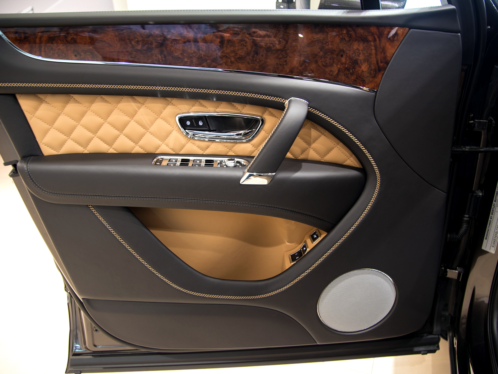 Bentley Bentayga: финальная коллекция 2020 - изображение 10-3 на luxuryselection.ru!