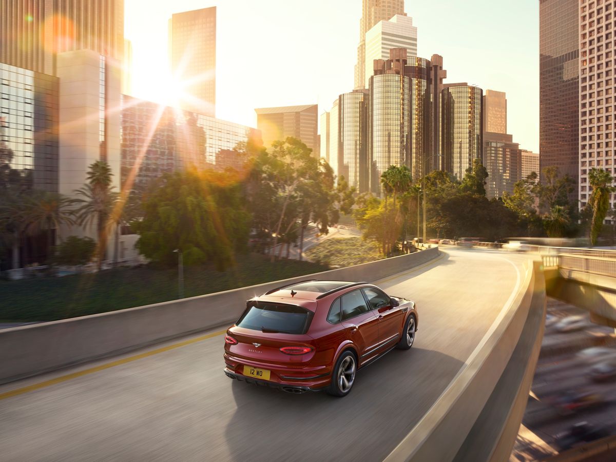 BENTLEY BENTAYGA S - изображение 11peg-Imagery_Bentayga-S_Bentayga-S-Location-CGI-Rear-3-4-1 на luxuryselection.ru!