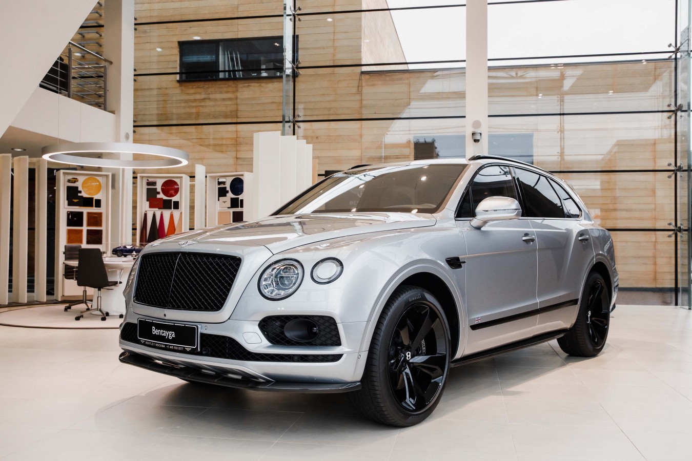 BENTLEY BENTAYGA SILVER FROST C ВЫГОДОЙ ДО 3 500 000 РУБЛЕЙ - изображение 190718Bentley_3_002-1 на luxuryselection.ru!