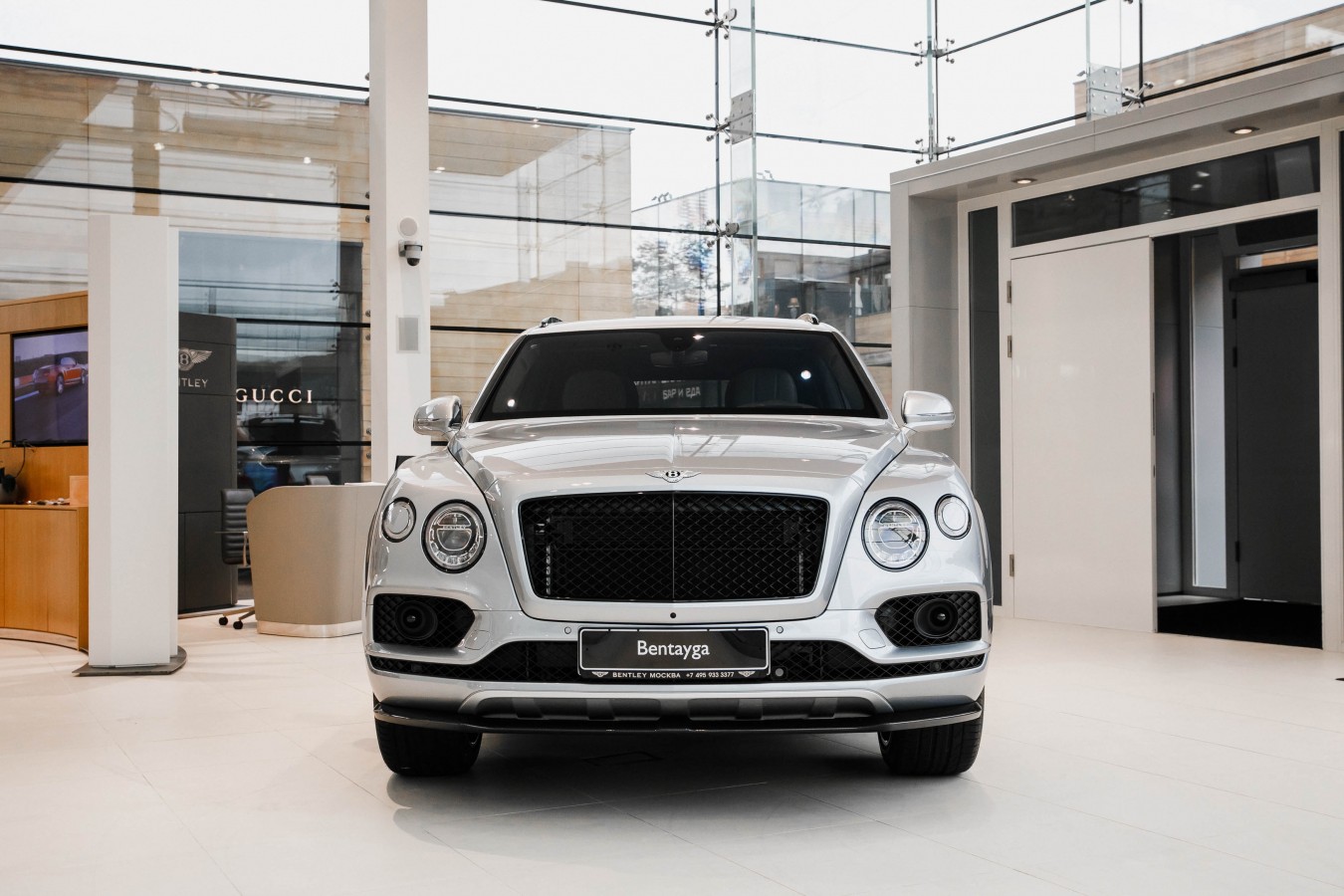 BENTLEY BENTAYGA SILVER FROST C ВЫГОДОЙ ДО 3 500 000 РУБЛЕЙ - изображение 190718Bentley_3_003-1 на luxuryselection.ru!