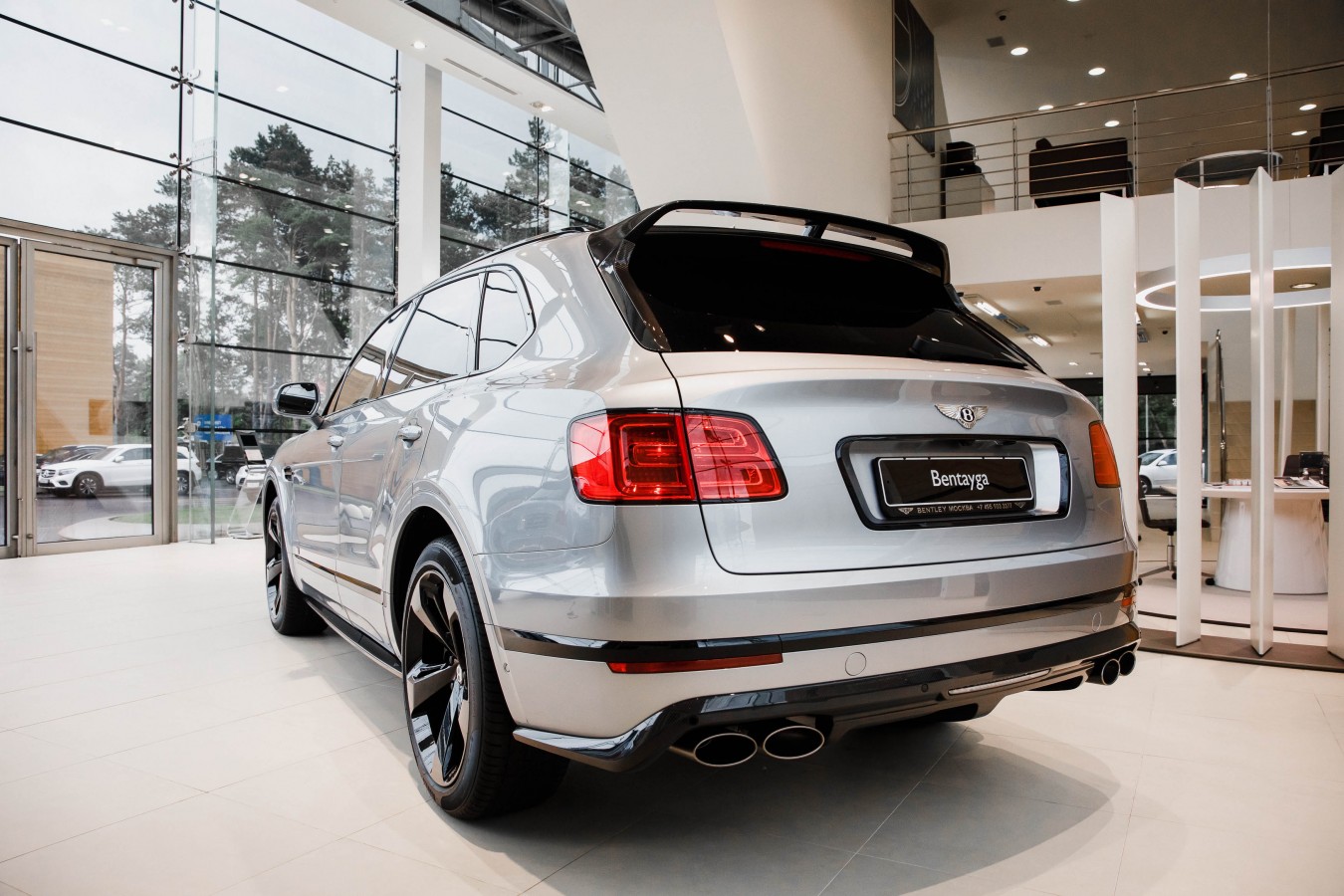 BENTLEY BENTAYGA SILVER FROST C ВЫГОДОЙ ДО 3 500 000 РУБЛЕЙ - изображение 190718Bentley_3_005-1 на luxuryselection.ru!