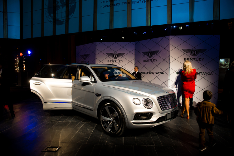 ЭКСТРАОРДИНАРНАЯ ПРЕЗЕНТАЦИЯ BENTLEY BENTAYGA В КОНЦЕРТНОМ ЗАЛЕ «БАРВИХА LUXURY VILLAGE» - изображение 191 на luxuryselection.ru!