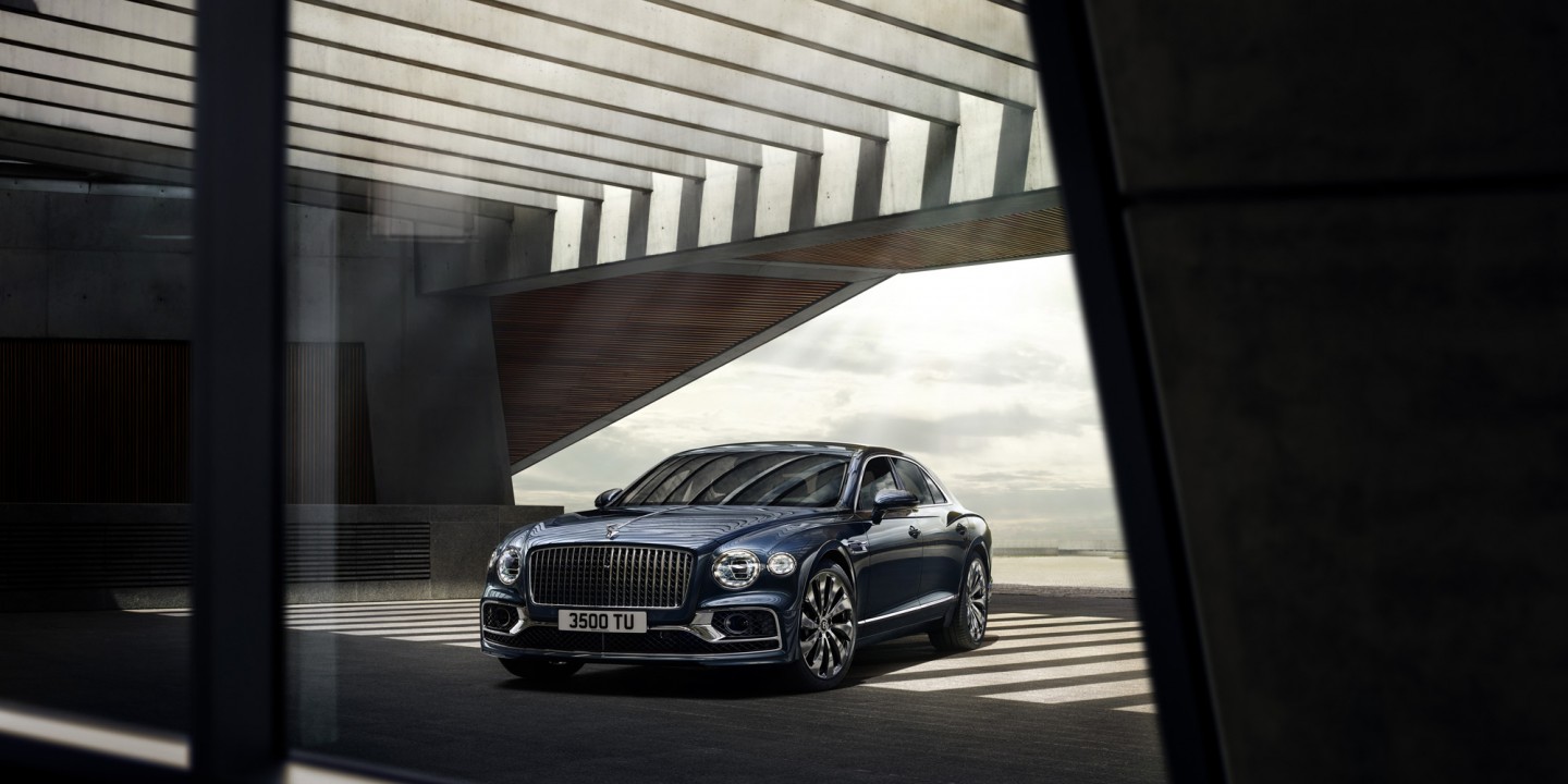 Flying Spur W12 - изображение 2019_Bentley_631_Emotive_A_M01_rgb_small1 на luxuryselection.ru!