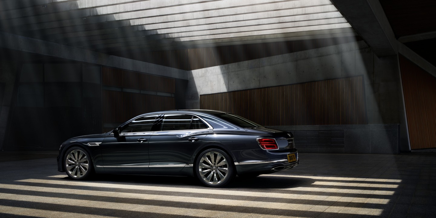 Flying Spur W12 - изображение 2019_Bentley_631_Emotive_A_M02_rgb_small1 на luxuryselection.ru!