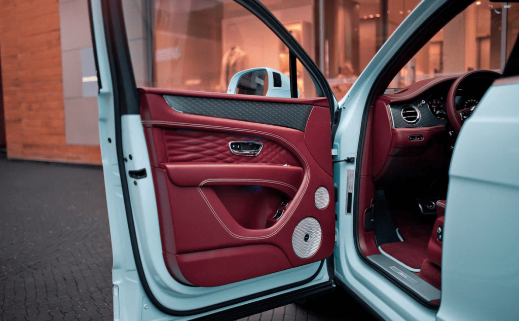 BENTLEY BENTAYGA V8 AZURE GLACIER BLUE - изображение 4-8-e1760973830214-1024x633 на luxuryselection.ru!