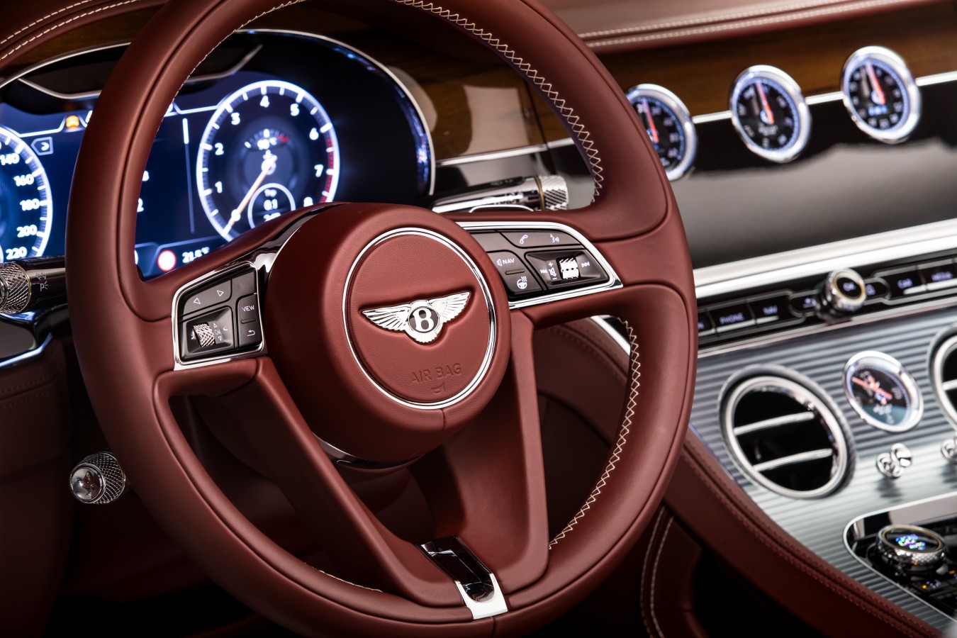 НОВЫЙ КАБРИОЛЕТ BENTLEY CONTINENTAL GTC - изображение Bentley-Continental-GT-Convertible-42 на luxuryselection.ru!