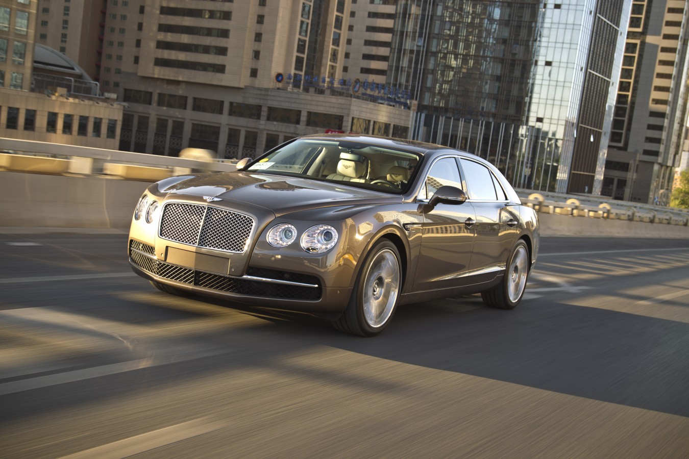 BENTLEY С ПРОБЕГОМ В КРЕДИТ ОТ 2 950 000 РУБЛЕЙ* - изображение Bentley-Flying-Spur-2 на luxuryselection.ru!