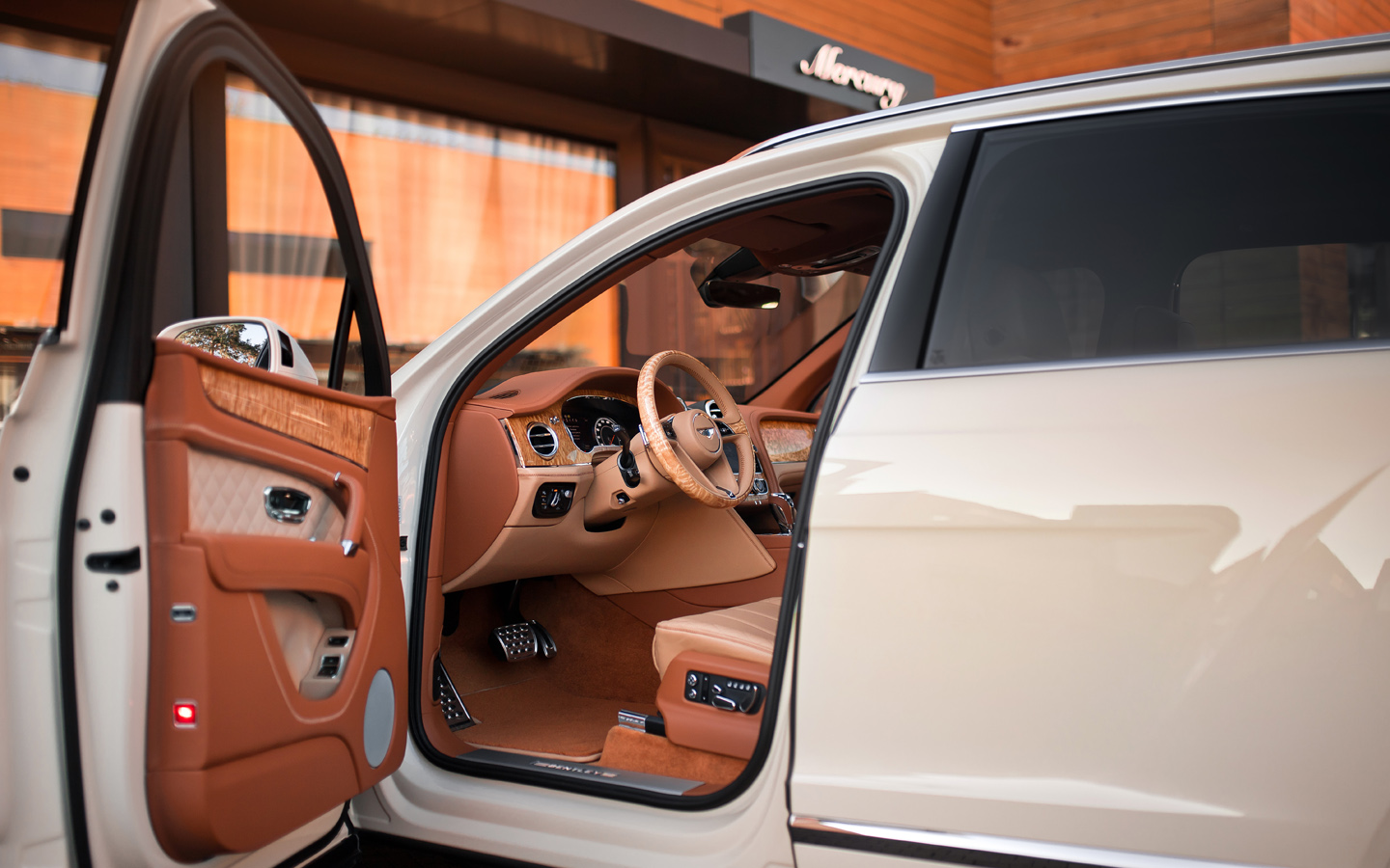 BENTLEY BENTAYGA DIESEL C ВЫГОДОЙ ДО 1 500 000 РУБЛЕЙ! при покупке автомобиля в trade-in - изображение IMG_1572 на luxuryselection.ru!