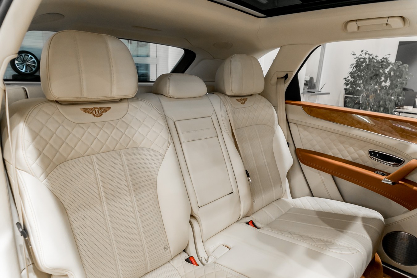 Линейка автомобилей с пробегом в Bentley Cанкт-Петербург - изображение IMG_4307 на luxuryselection.ru!