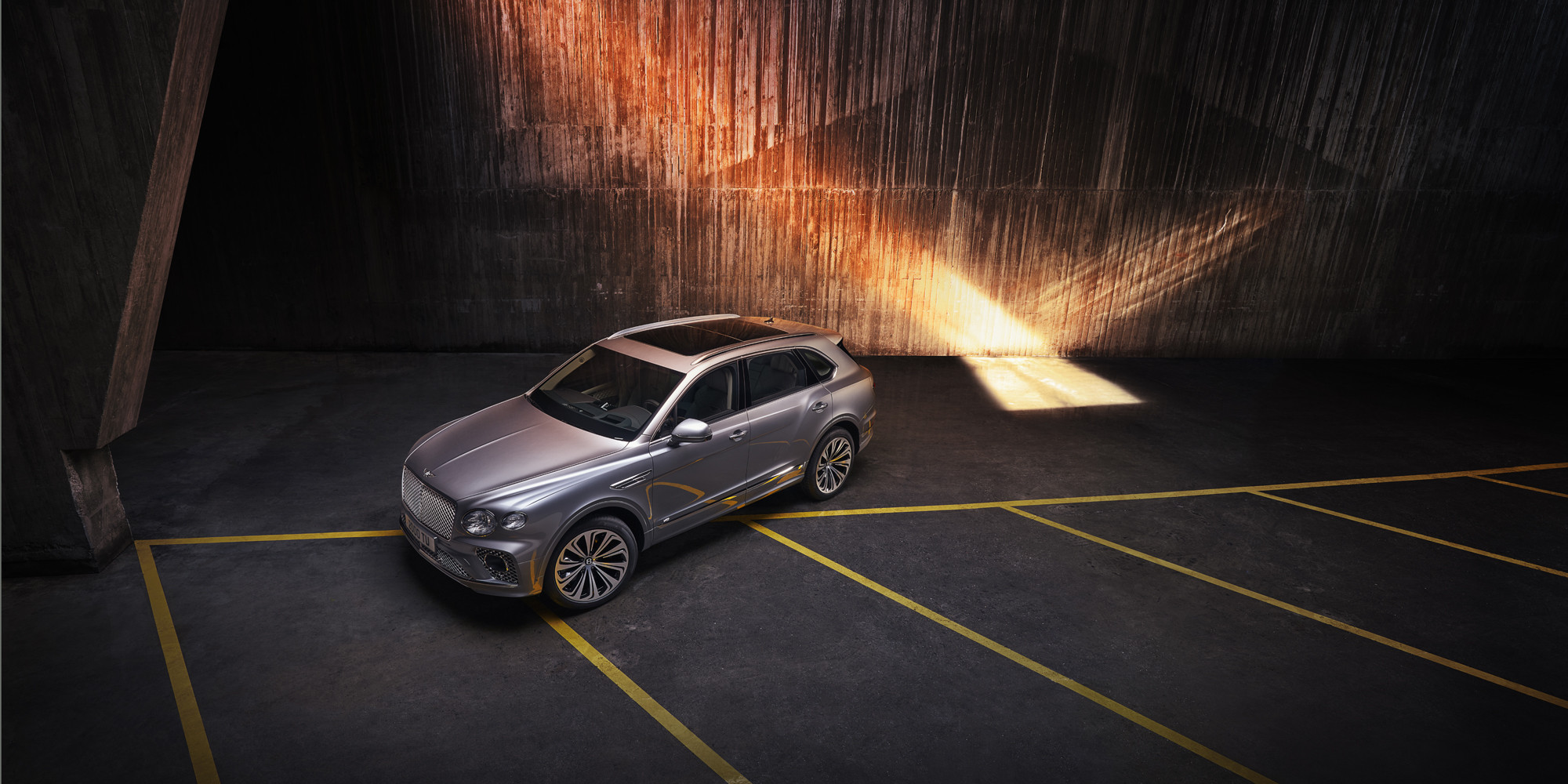 BENTAYGA V8 - изображение Imagery_Bentayga-V8_NEW-Bentayga_21MY_New-Bentayga-21MY-V8-2 на luxuryselection.ru!