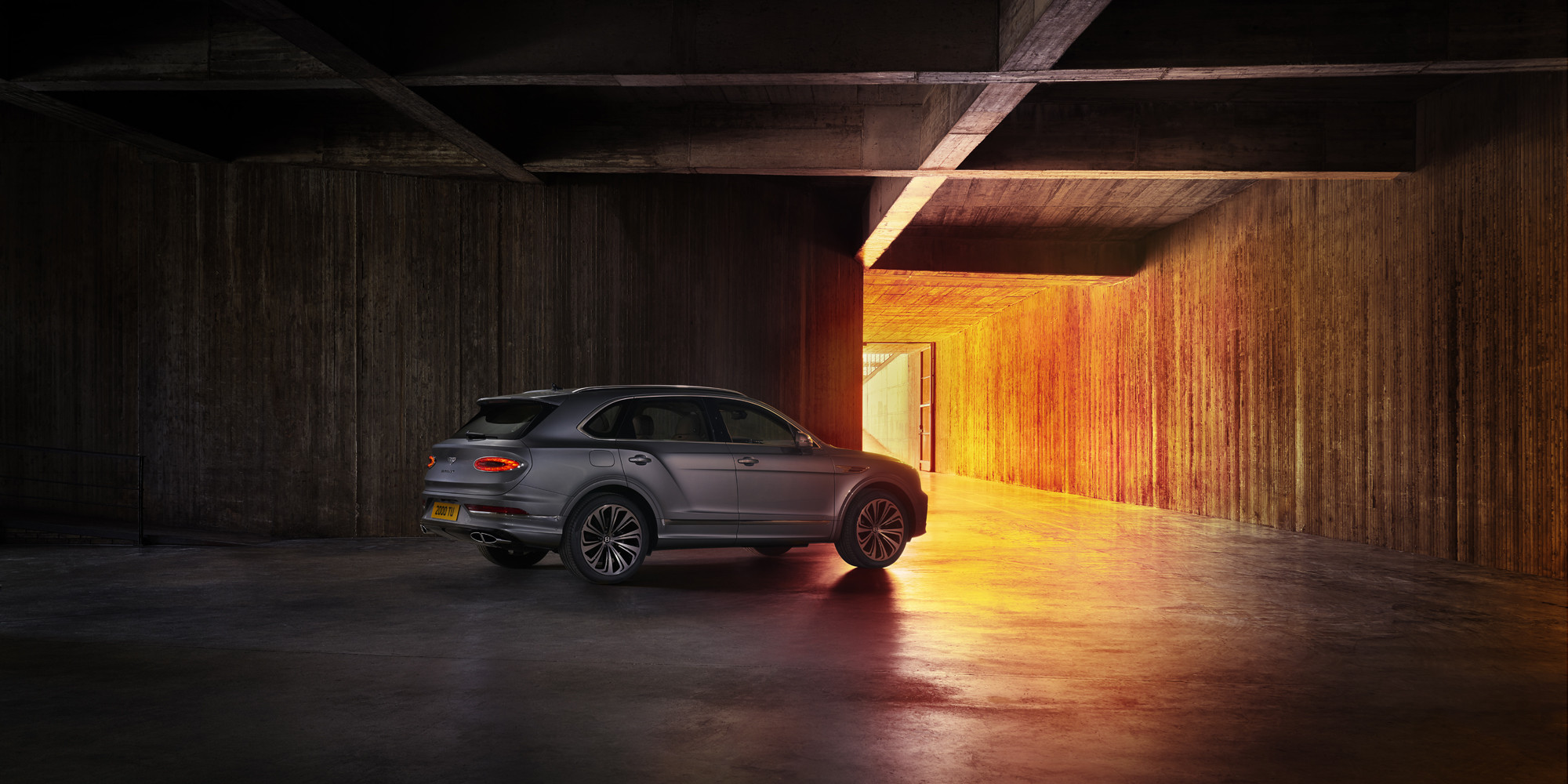 BENTAYGA V8 - изображение Imagery_Bentayga-V8_NEW-Bentayga_21MY_New-Bentayga-21MY-V8-4 на luxuryselection.ru!