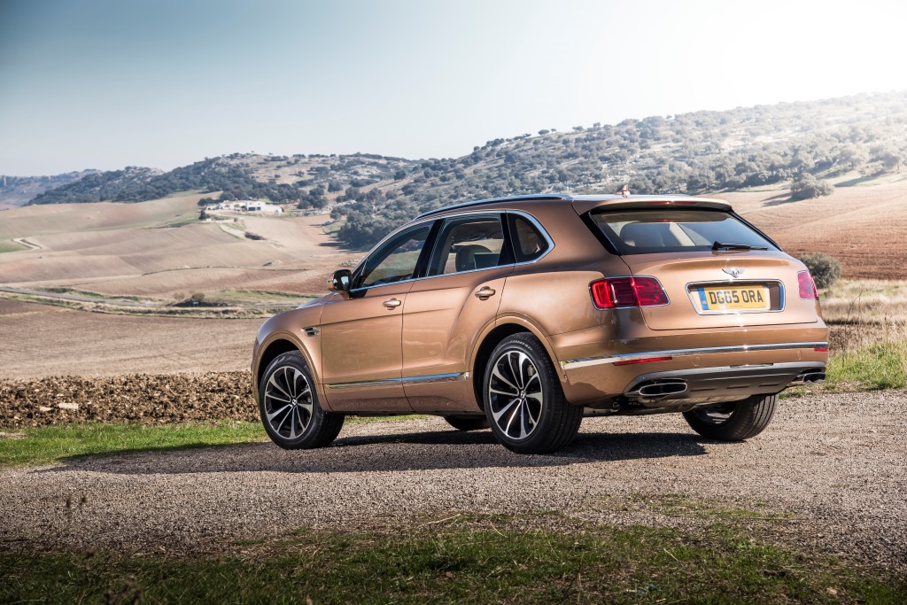 САМЫЙ БЫСТРЫЙ ВНЕДОРОЖНИК В МИРЕ - BENTLEY BENTAYGA - изображение JL841465 на luxuryselection.ru!