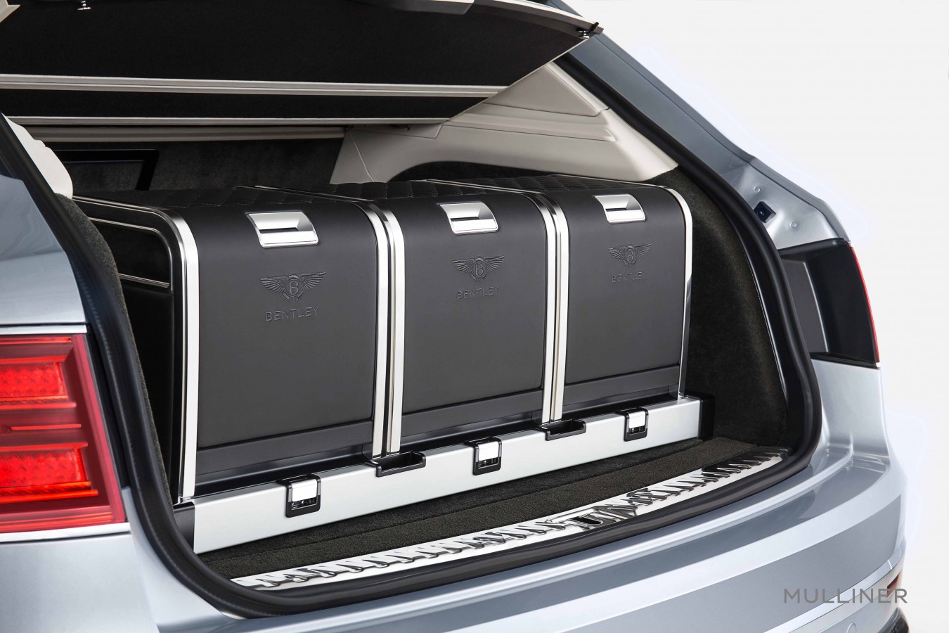 КОМПЛЕКТ ДЛЯ ПИКНИКА LINLEY HAMPER ОТ MULLINER - изображение MULLINER-Hamper-Full-Set-in-Car-Closed-Side-View на luxuryselection.ru!