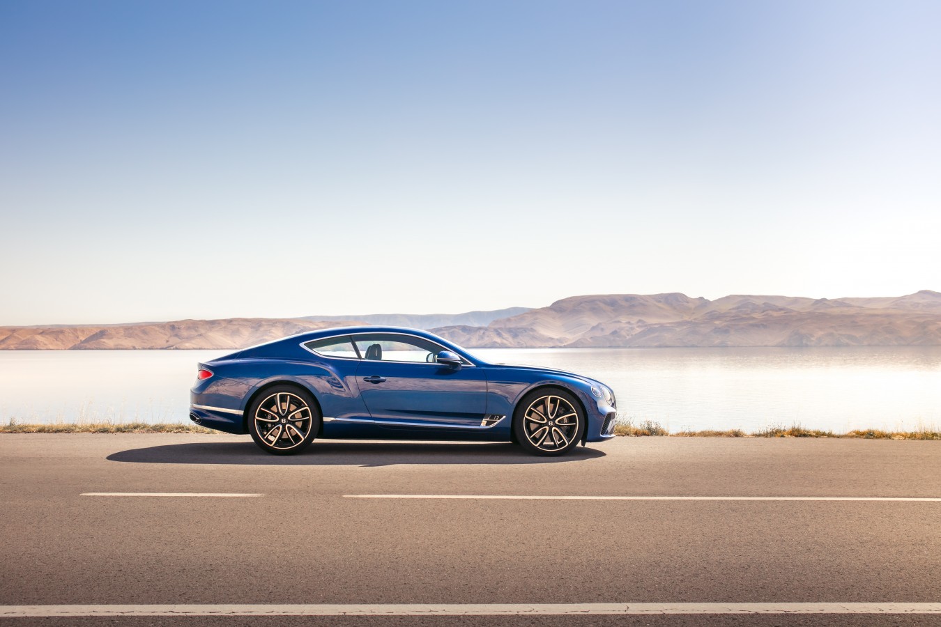 АБСОЛЮТНО НОВЫЙ BENTLEY CONTINENTAL GT В ШОУ-РУМЕ BENTLEY МОСКВА - изображение New-Continental-GT-11 на luxuryselection.ru!