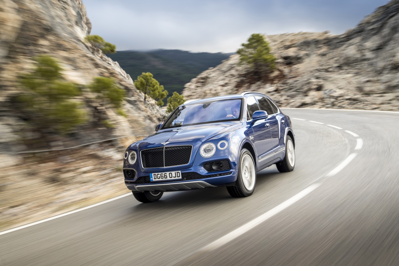 BENTAYGA DIESEL ОТ 13 190 000 РУБ. В ШОУ-РУМАХ BENTLEY МОСКВА И BENTLEY САНКТ-ПЕТЕРБУРГ - изображение Sequin_Blue_004 на luxuryselection.ru!