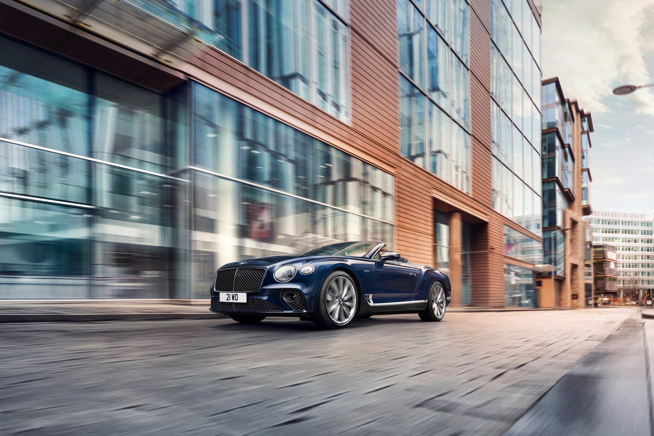 BENTLEY CONTINENTAL GTC SPEED - изображение jpeg-Imagery_Continental-GT-Speed-Convertible_22MY_Continental-GT-Speed-Dynamic на luxuryselection.ru!