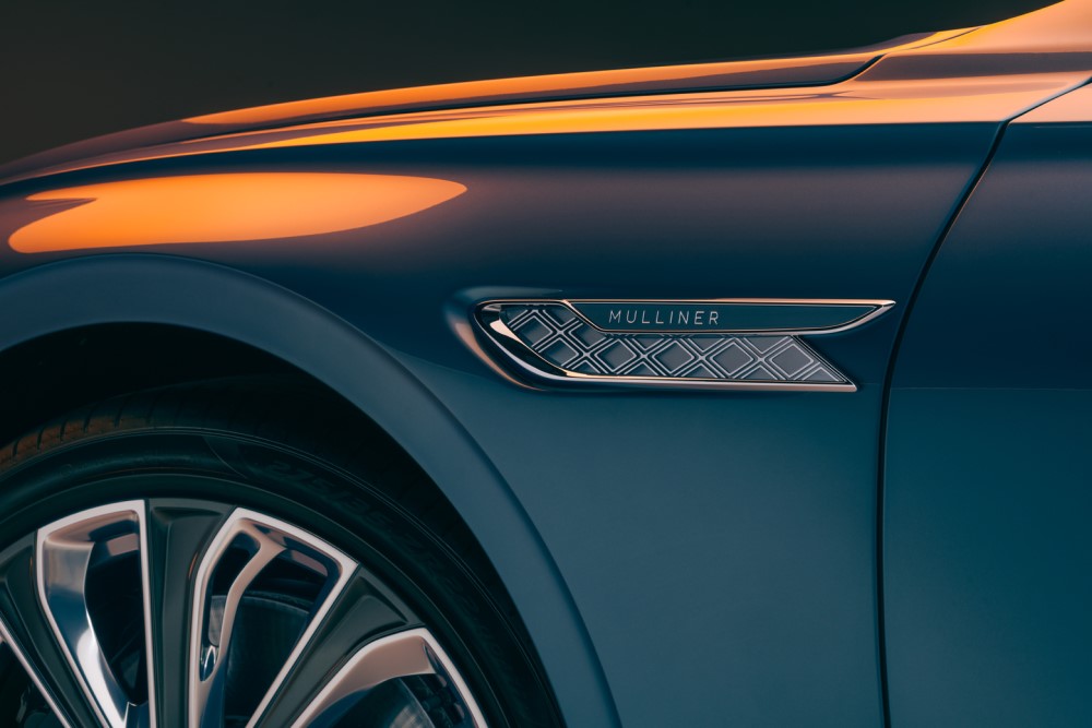 BENTLEY FLYING SPUR MULLINER - изображение jpeg-Imagery_Flying-Spur-Mulliner_Flying-Spur-W12-Mulliner-Double-Diamond-vent-and-wheel на luxuryselection.ru!