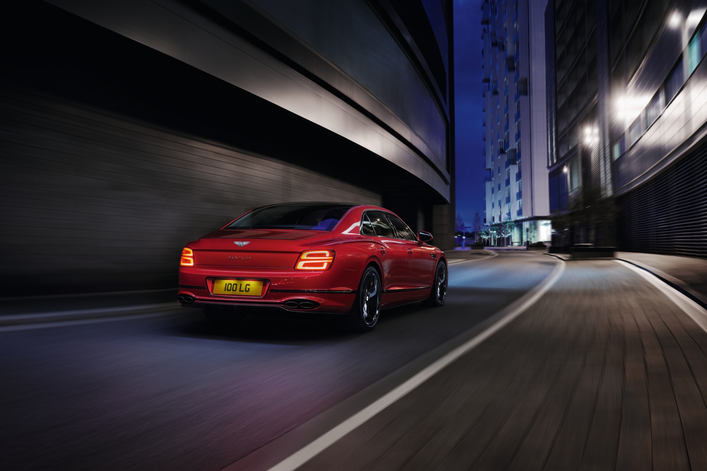 Flying Spur V8 - изображение jpeg-Imagery_Flying-Spur-V8_21MY_Flying-Spur-21MY-V8-Launch-Image-Rear-1 на luxuryselection.ru!