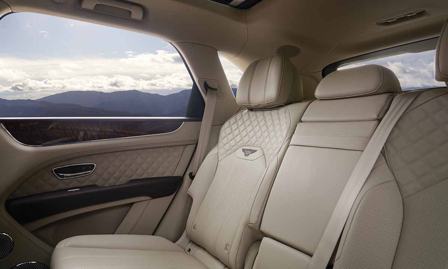 ВСТРЕЧАЙТЕ НОВЫЙ BENTLEY BENTAYGA - изображение slider-4-4 на luxuryselection.ru!