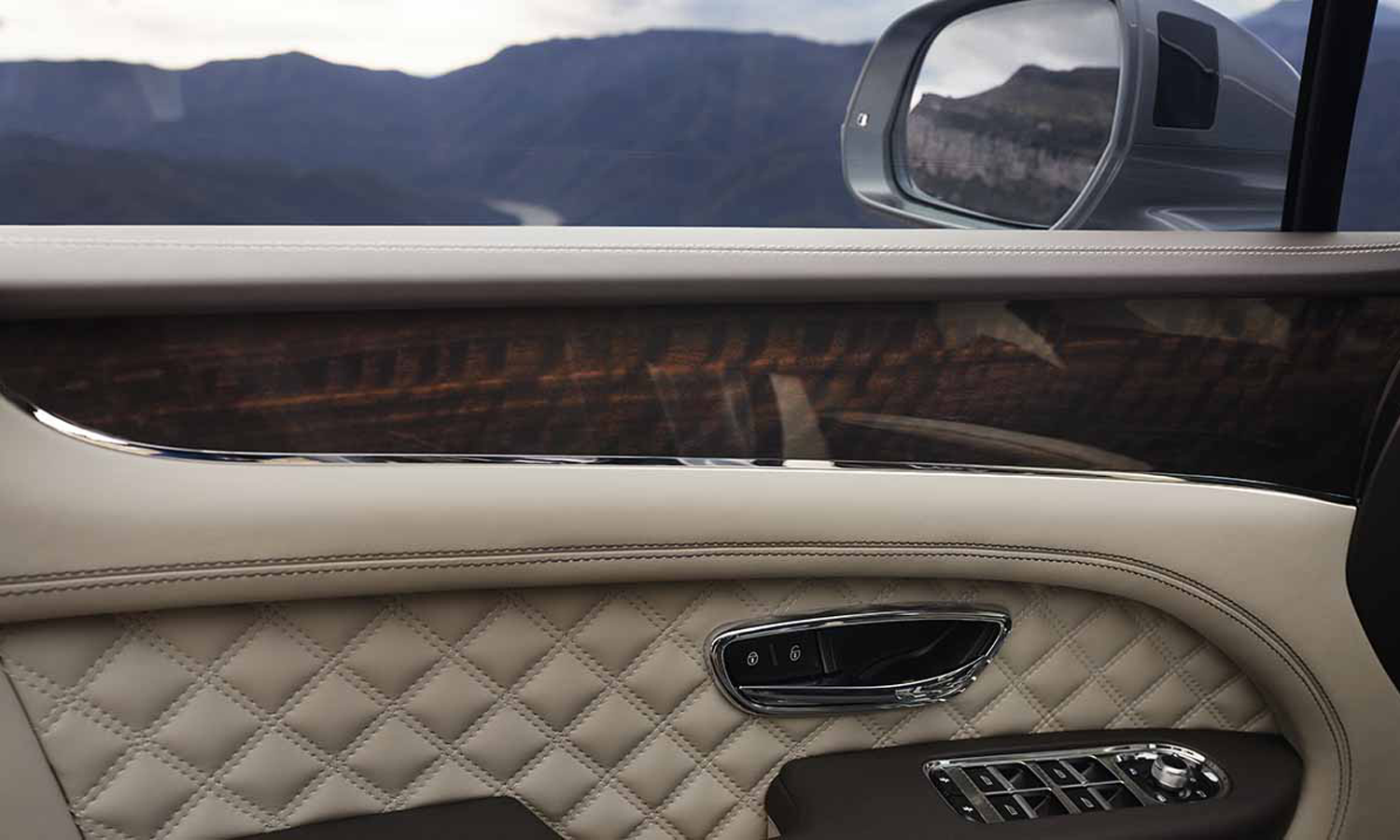 ВСТРЕЧАЙТЕ НОВЫЙ BENTLEY BENTAYGA - изображение slider-4-5 на luxuryselection.ru!