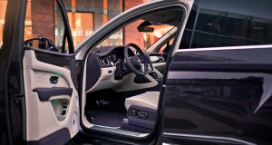 BENTLEY BENTAYGA V8 AZURE SILVER STORM OVER DAMSON - изображение Рисунок5-4-300x160 на luxuryselection.ru!